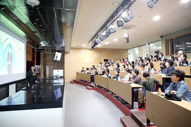 [대구=뉴시스] 영남이공대학교가 천마스퀘어 강의실에서 성공적인 대학생활을 위한 온라인 학습법 특강을 하고 있다. (사진=영남이공대 제공) 2024.10.07. photo@newsis.com *재판매 및 DB 금지