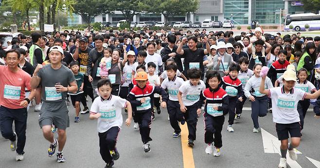 [대구=뉴시스] 대구가톨릭대학교는 효성캠퍼스 일대에서 교내 구성원과 지역 주민 등 1000여명이 참가한 가운데 기부·후원 마라톤 대회 '살아있는 사람 20th : Keep Running for Sara'를 열었다고 7일 밝혔다. (사진=대구가톨릭대 제공) 2024.10.07. photo@newsis.com *재판매 및 DB 금지