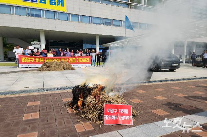 광주전남지역 농민들이 지난달 26일 전남 무안군 전남도청 앞에서 벼멸구 피해를 자연재해로 인정하라고 요구하는 기자회견을 진행하고 있다. 박요진 기자