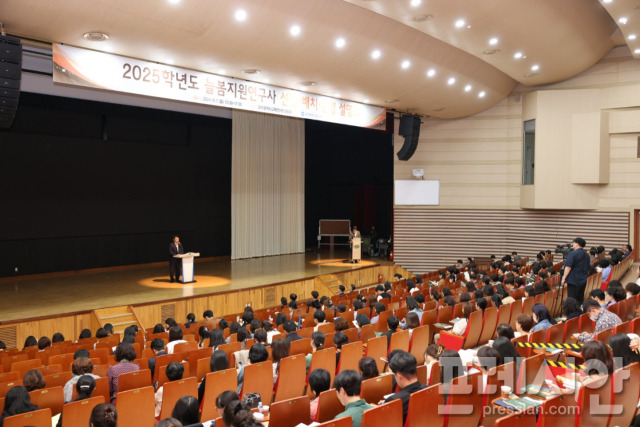 ▲7일 광주교육연수원 대강당 실시된 늘봄지원연구사 설명회에서 인사말 중인 이정선 교육감ⓒ광주광역시교육청