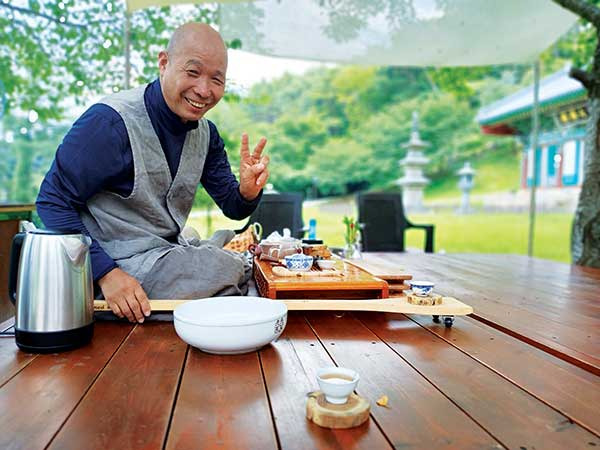 "차 한잔하시죠"라며 말을 건네는 백장암 행선스님.