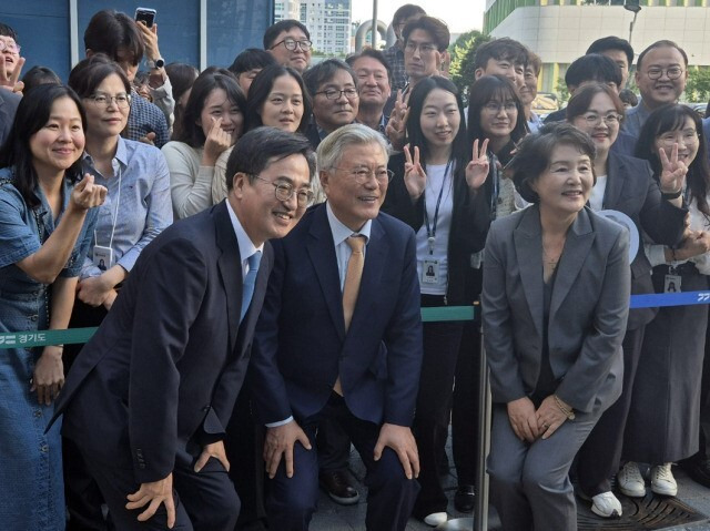 4일 문재인 전 대통령(앞줄 왼쪽 두 번째)과 부인 김정숙 여사(앞줄 왼쪽 세 번째)가 경기도청을 방문해 김동연 경기도지사와 함께 기념촬영을 하고 있다. 연합뉴스