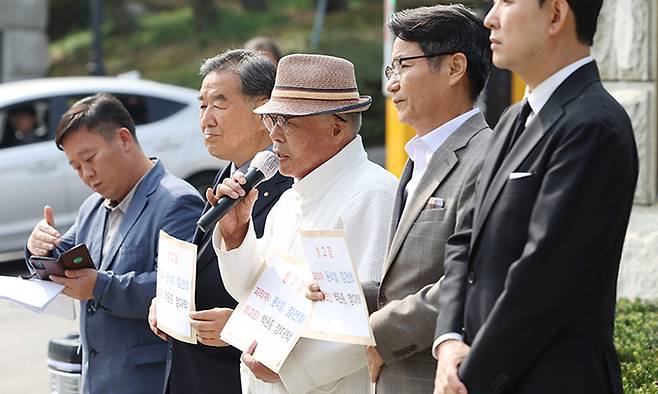 서울의소리 백은종 대표가 7일 서울 서초구 대검찰청 앞에서 윤석열 대통령 부인 김건희 여사의 명품 가방 수수 사건 무혐의 관련 항고장 접수 기자회견을 하고 있다. 연합뉴스