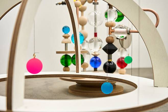 오유경, ‘맺고 있는 연결상태’(2024) 부분 확대. 표면에 구멍을 내어 숨을 불어넣어서 만든다. APO프로젝트 제공