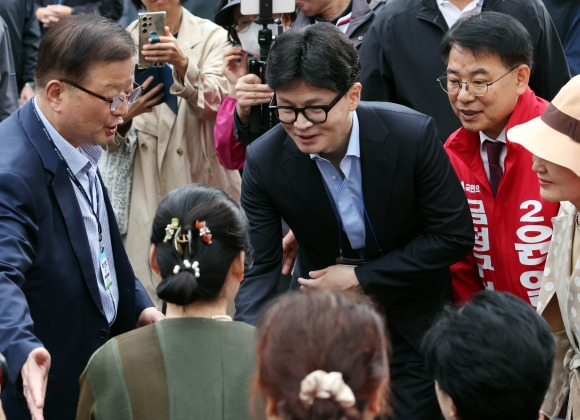 한동훈, 이틀재 부산 표심 잡기 - 한동훈 국민의힘 대표가 6일 부산 금정구 남산성당 앞에서 신도들과 인사하며 윤일현 금정구청장 보궐선거 후보의 지지를 호소하고 있다. 2024.10.06. 뉴시스