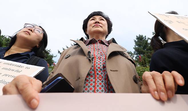 7일 오전 서울 서초구 서울중앙지법 앞에서 열린 실종 아동의 불법 입양에 대한 국가배상청구 소송 기자회견에서 실종아동 해외입양 피해자인&nbsp;한태순&nbsp;씨가 현수막을 들고 서 있다. ⓒ연합뉴스