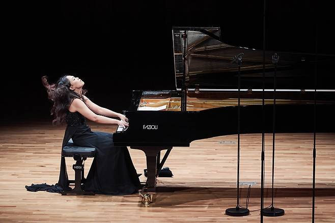 1부에서 피아니스트 작곡가들의 작품을 연주하고 있는 손열음 (사진제공 ｜ 파이플랜즈)