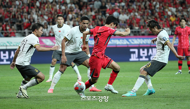 한국 축구국가대표 황인범이 지난 6월 서울월드컵경기장에서 열린 2026 북중미 월드컵 2차 예선 중국전에서 드리블을 하고 있다.  권도현 기자