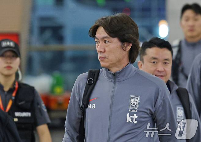 홍명보 대한민국 축구대표팀 감독이 6일 밤 인천국제공항 제1터미널을 통해 요르단으로 출국하고 있다. /사진=뉴스1