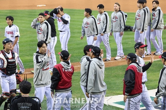 '2024 KBO 포스트시즌 준플레이오프 2차전' LG-KT전이 6일 서울 잠실야구장에서 열렸다  LG 선수들이 KT에 7-2 승리 후 염경엽 감독과 하이파이브하고 있다. /사진=김진경 대기자