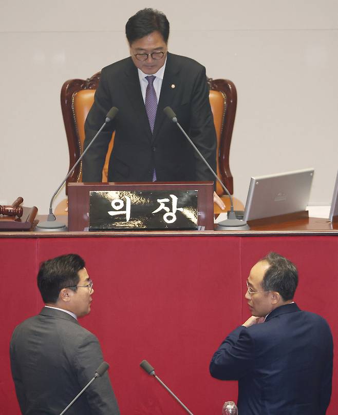 지난 9월 26일 추경호 국민의힘 원내대표(오른쪽)와 박찬대 더불어민주당 원내대표가 국회 본회의에서 한석훈 국가인권위원회 위원 선출안이 부결된 것에 대해 이야기하고 있다.  연합뉴스