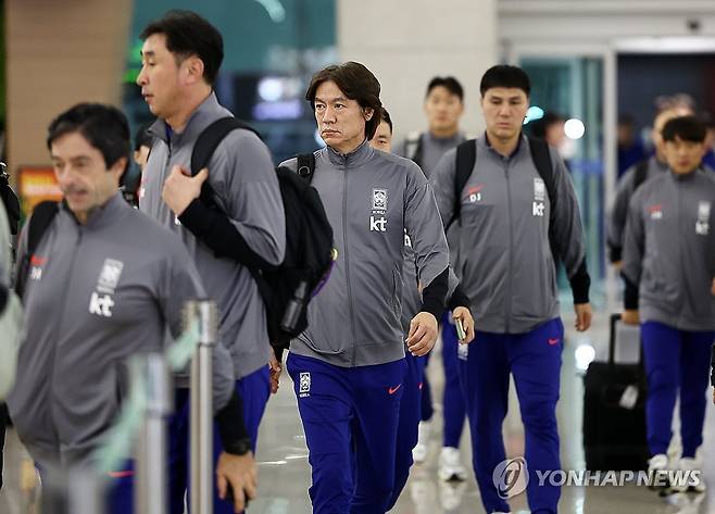 요르단 향하는 홍명보 감독 (영종도=연합뉴스) 윤동진 기자 = 홍명보 한국 축구 대표팀 감독이 6일 오후 2026 북중미 월드컵 아시아 3차 예선이 열리는 요르단으로 출국하기 위해 인천국제공항 1터미널 출국장으로 들어서고 있다. 2024.10.6 mon@yna.co.kr