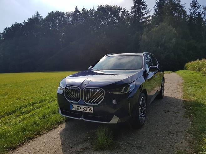 BMW 뉴 X3 (뮌헨=연합뉴스) 한상용 기자 = 지난달 20일(현지시간) 독일 바이에른주 뮌헨 외곽 지방 국도에서 촬영한 BMW 신형 뉴 X3 외관. 2024.10.7 gogo213@yna.co.kr