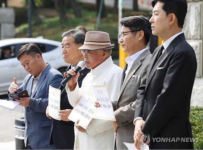 김건희 여사 명품 가방 무혐의 관련 항고장 접수 기자회견 (서울=연합뉴스) 김도훈 기자 = 서울의소리 백은종 대표가 7일 오전 서울 서초구 대검찰청 앞에서 윤석열 대통령 부인 김건희 여사의 명품 가방 수수 사건 무혐의 관련 항고장 접수 기자회견을 하고 있다. 2024.10.7 superdoo82@yna.co.kr