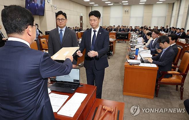 국회 행안위, 김태영·이승만 21그램 대표에게 동행명령장 발부 (서울=연합뉴스) 김주형 기자 = 7일 오전 열린 국회 행정안전위원회의 행정안전부, 인사혁신처 등의 국정감사에서 더불어민주당 소속 신정훈 위원장이 대통령 관저 불법증축 및 구조공사와 관련한 증인인 김태영·이승만 21그램 대표를 출석시키기 위한 동행명령장을 발부하고 있다. 2024.10.7 kjhpress@yna.co.kr