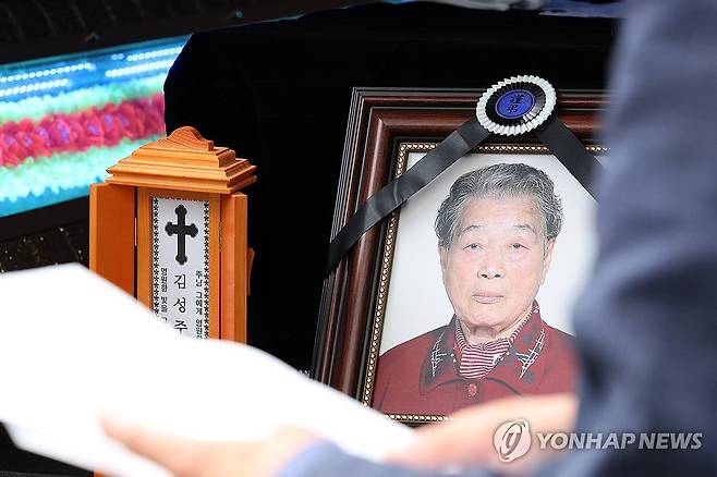 "일본의 사과 한 마디 못듣고…" (광주=연합뉴스) 김혜인 기자 = 7일 오후 광주 북구 효령동 영락공원 화장장에서 김성주 할머니의 유족들이 발인을 하고 있다. 일제강제동원 피해자 김성주 할머니는 향년 95세의 나이로 전날 별세했다. 2024.10.7 in@yna.co.kr