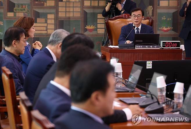 국회 문화체육관광위원회 (서울=연합뉴스) 신준희 기자 = 18일 국회에서 열린 문화체육관광위원회 전체회의에서 전재수 위원장이 발언을 하고 있다. 2024.6.18 hama@yna.co.kr