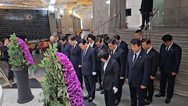 국립현충원에서 참배하는 고상구 회장 고상구 세계한인회총연합회 회장과 임원 및 각국 한인회장들이 지난 6일 국립현충원을 방문해 참배하고 있다. [세한총연 제공. 재판매 및 DB 금지]