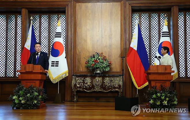 윤석열 대통령, 한·필리핀 공동언론발표 (마닐라=연합뉴스) 홍해인 기자 = 윤석열 대통령이 7일 오전(현지시간) 필리핀 마닐라 말라카냥 대통령궁에서 페르디난드 마르코스 필리핀 대통령과 한·필리핀 정상회담을 마친 뒤 공동언론발표를 하고 있다. 2024.10.7 hihong@yna.co.kr