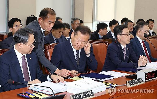 자료 살피는 이상민 행안부 장관 (서울=연합뉴스) 김주형 기자 = 7일 오전 열린 서울 여의도 국회 행정안전위원회의 행정안전부, 인사혁신처 등의 국정감사에서 이상민 행정안전부 장관(가운데)이 관계자와 자료를 살피고 있다. 2024.10.7 kjhpress@yna.co.kr