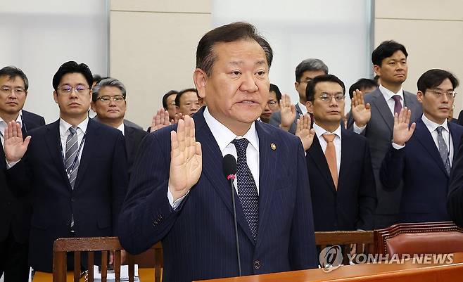 선서하는 이상민 행안부 장관 (서울=연합뉴스) 김주형 기자 = 7일 오전 열린 서울 여의도 국회 행정안전위원회의 행정안전부, 인사혁신처 등의 국정감사에서 이상민 행정안전부 장관이 선서하고 있다. 2024.10.7 kjhpress@yna.co.kr