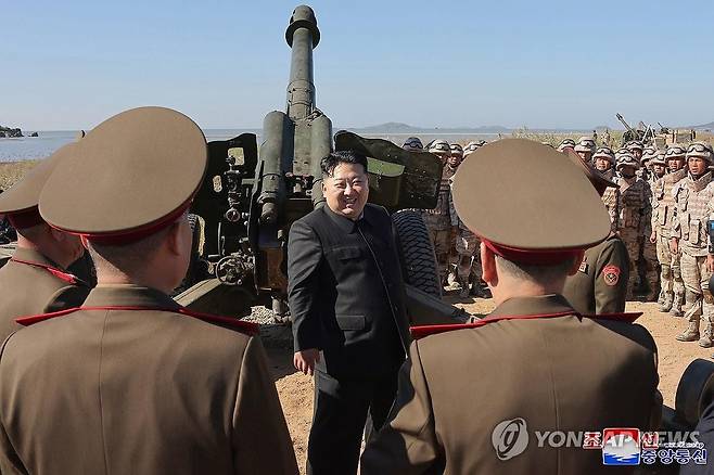 김정은, 포병학교 졸업생들 포실탄사격훈련 현지지도 (평양 조선중앙통신=연합뉴스) 김정은 북한 국무위원장이 한 달만에 포병학교를 다시 찾아 실탄사격훈련을 지도했다.김 위원장이 오진우 포병종합군관학교 제75기 졸업생들의 포실탄사격훈련을 현지지도했다고 조선중앙통신이 6일 보도했다. 2024.10.6
[국내에서만 사용가능. 재배포 금지. For Use Only in the Republic of Korea. No Redistribution] nkphoto@yna.co.kr