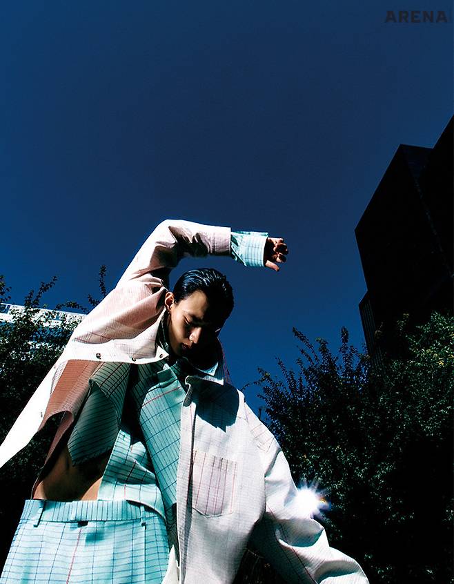 노트북 울 트윌 셔츠·코튼 노트북 그래픽 셔츠·울 트윌 테이퍼드 트라우저 모두 가격미정 보테가 베네타 제품.