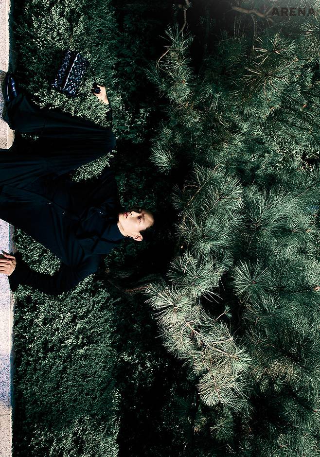 매트 플루이드 비스코스 저지 셔츠·라이트 코튼 스트레치 거즈 셔츠·프린티드 스탬프 셔츠·매트 플루이드 저지 팬츠·달튼 앵클부츠·인트레치오 위빙 기법으로 제작한 스몰 럼플 메신저백 모두 가격미정 보테가 베네타 제품.