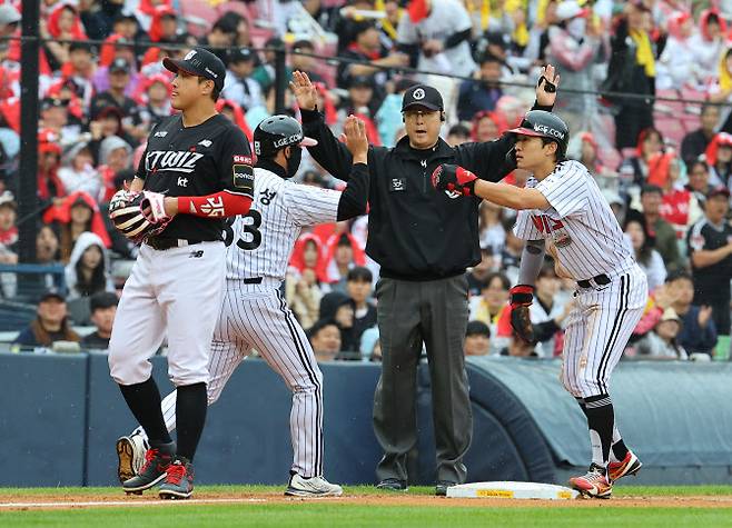 6일 오후 잠실구장에서 열린 2024 신한 SOL뱅크 KBO 포스트시즌 준플레이오프 2차전 LG 트윈스 대 KT위즈 경기. 3회말 무사 1, 2루 LG 홍창기 타석 때 더블 스틸에 성공한 박해민이 코치와 하이파이브를 나누고 있다. 사진=연합뉴스