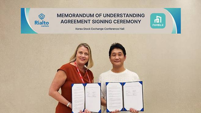 조찬식 펀블 대표(오른쪽)와 샤리 누난(Shari Noonan) Rialto Markets 공동 창업자 겸 CEO가 MOU 체결 후 기념사진을 촬영하고 있다. (사진=펀블)