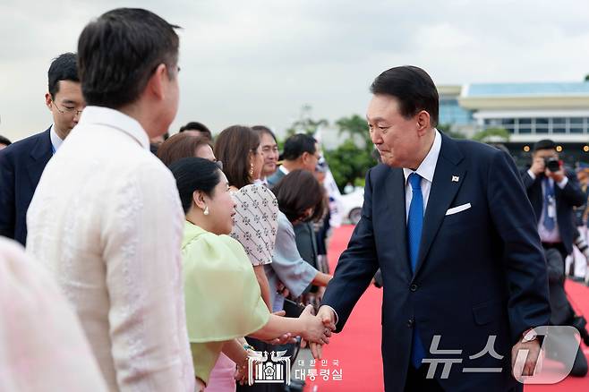 필리핀 국빈 방문을 마친 윤석열 대통령이 7일(현지시간) 오후 필리핀 마닐라 니노이 아키노 국제공항에서 환송나온 인사들과 악수하고 있다. (대통령실 홈페이지) 2024.10.8/뉴스1 ⓒ News1 송원영 기자