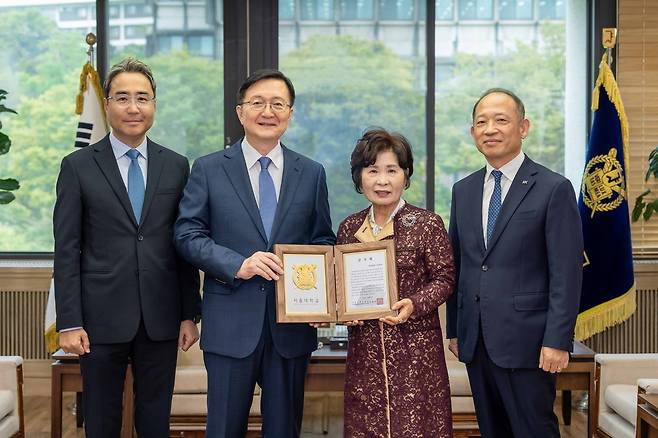 한국콜마가 서울대학교 인문대학 발전기금을 기부하는 행사를 갖고 기념사진을 촬영하고 있다.(오른쪽부터 최현규 한국콜마 대표이사, 김성애 여사, 유홍림 서울대학교 총장, 허현행 한국콜마 부사장)(한국콜마제공)