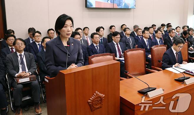 오영주 중소벤처기업부 장관이 8일 서울 여의도 국회에서 열린 국회 산업통상자원중소벤처기업위원회의 중소벤처기업부 등에 대한 국정감사에서 업무보고를 하고 있다. 2024.10.8/뉴스1 ⓒ News1 구윤성 기자