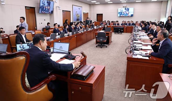 8일 오후 서울 여의도 국회에서 열린 국회 산업통상자원중소벤처기업위원회의 중소벤처기업부 등에 대한 국정감사에서 이철규 위원장이 정회를 선언하고 있다. 이날 국정감사장에서 이철규 위원장이 정진욱 더불어민주당 의원의 질의과정에서 '국무총리가 악을 쓴다'는 표현을 지적하자 고성이 오갔다. 2024.10.8/뉴스1 ⓒ News1 구윤성 기자