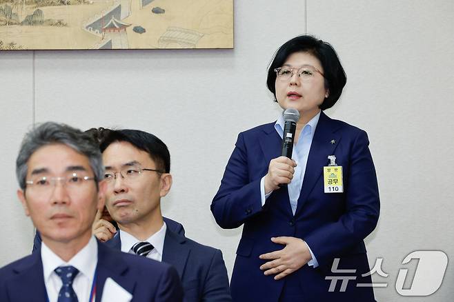 문시연 숙명여자대학교 총장이 8일 오후 서울 여의도 국회 교육위원회에서 열린 교육부·국가교육위원회·국사편찬위원회 등에 대한 국정감사에서 진선미 더불어민주당 의원 김건희 여사 논문 검증 관련 질의에 답하고 있다. 2024.10.8/뉴스1 ⓒ News1 안은나 기자