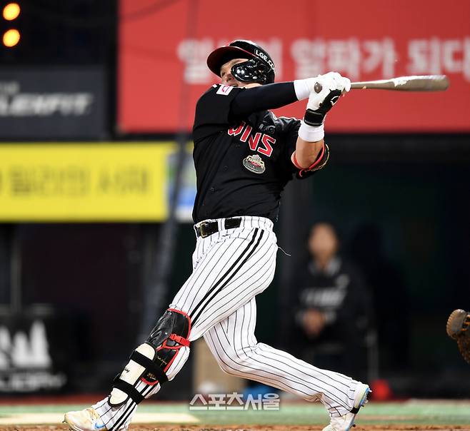 LG 박동원이 8일 수원 KT위즈파크에서 열린 KT와 2024 KBO 준플레이오프 3차전 2회초 1사 좌월홈런을 날리고 있다.  2024. 10. 8. 수원 | 최승섭기자 thunder@sportsseoul.com