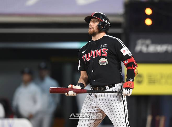 LG 오스틴이 8일 수원 KT위즈파크에서 열린 KT와 2024 KBO 준플레이오프 3차전 5회초 1사1,2루 좌월홈런을 날린 후 타구를 쳐다보고 있다.  2024. 10. 8. 수원 | 최승섭기자 thunder@sportsseoul.com