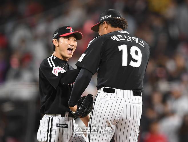 LG 에르난데스와 신민재가 8일 수원 KT위즈파크에서 열린 KT와 2024 KBO 준플레이오프 3차전 승리 후 하이파이브를 하며 승리를 자축하고 있다.  2024. 10. 8. 수원 | 최승섭기자 thunder@sportsseoul.com