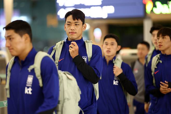 요르단 향하는 축구 대표팀

    (영종도=연합뉴스) 윤동진 기자 = 한국 축구 대표팀이 6일 오후 2026 북중미 월드컵 아시아 3차 예선이 열리는 요르단으로 출국하기 위해 인천국제공항 1터미널 출국장으로 들어서고 있다. 2024.10.6