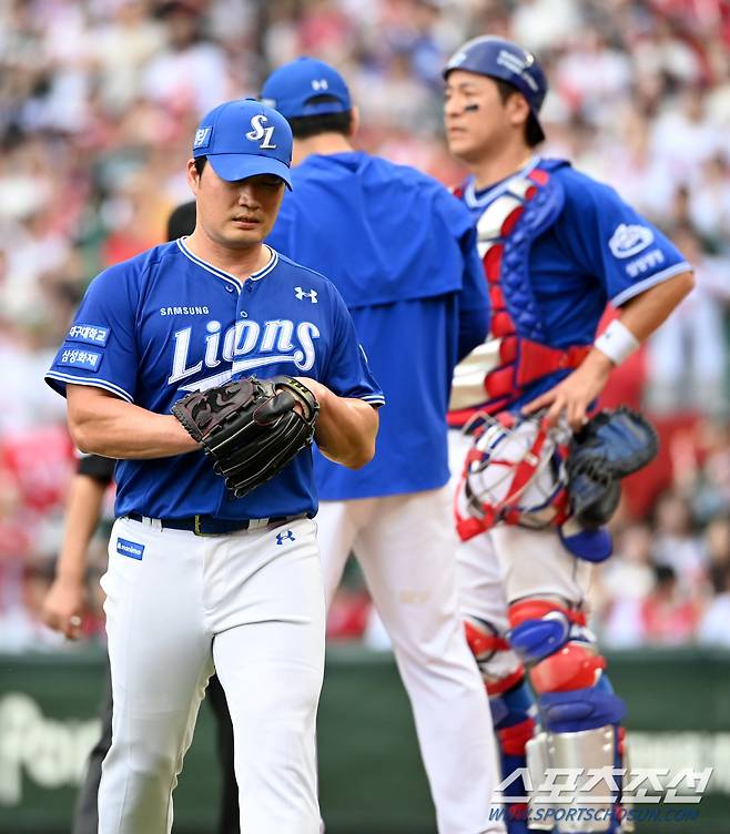 15일 인천SSG랜더스필드에서 열린 삼성과 SSG의 경기, 7회말 삼성 오승환이 역전을 내준 후 마운드를 내려가고 있다. 인천=허상욱 기자 wook@sportschosun.com/2024.09.15/