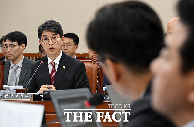 김완섭 환경부 장관(가운데)이 8일 오전 서울 여의도 국회에서 열린 환경노동위원회의 환경부에 대한 국정감사에 참석해 질의에 답변을 하고 있다. /배정한 기자