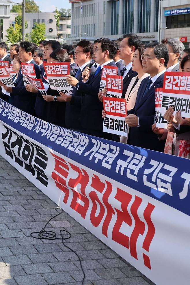 더불어민주당 박찬대 원내대표가 지난달 30일 서울 용산구 대통령실 앞에서 열린 김건희 여사 특검법·순직해병특검법·지역사랑상품권법 거부권 규탄 야5당 긴급 기자회견에서 발언하고 있다. [이미지출처=연합뉴스]