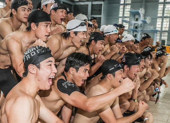 7일 팀 '앵그리 프로그' 특수부대 지망생들이 오후 훈련을 마치고 단체로 화이팅을 외치고 있다. / 고운호 기자