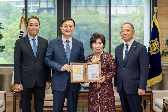 한국콜마는 지난 7일 서울대학교 발전재단에 인문대학 발전 기금 2억원을 기부했다고 8일 밝혔다. 사진은 오른쪽부터 최현규 한국콜마 대표이사, 김성애 여사, 유홍림 서울대학교 총장, 허현행 한국콜마 부사장. /한국콜마