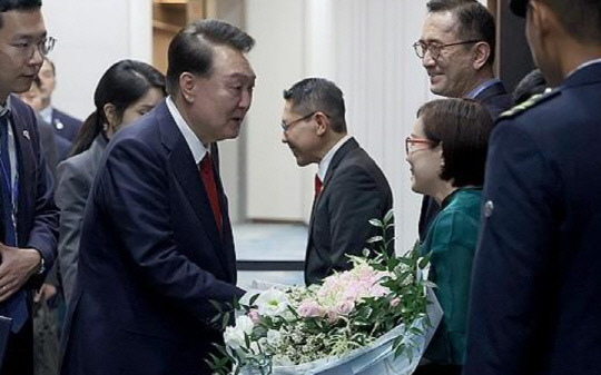 싱가포르를 국빈 방문한 윤석열 대통령이 7일(현지시간) 싱가포르 창이 국제공항에 도착해 영접 인사로부터 꽃다발을 받고 있다. 연합뉴스.