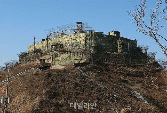 남북은 지난 2018년 9·19 군사합의 후속조치로 비무장지대(DMZ) 내 감시초소(GP) 10곳 씩을 파괴하고, 각자 1개소에 대해선 병력·장비를 철수하되 원형은 보존하기로 한 바 있다. 사진은 원형을 보존키로 강원도 고성 GP(자료사진) ⓒ사진공동취재단