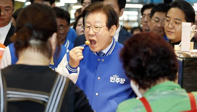 더불어민주당 이재명 대표가 5일 낮 인천 강화군 강화풍물시장에서 강화 순무 김치를 시식하고 있다. 이 대표는 이날 강화군수 재선거에 출마한 한연희 후보 지지 유세에 나섰다. 인천=뉴시스