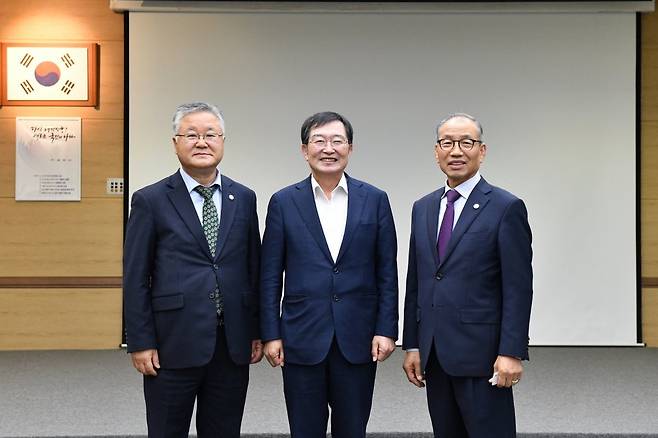 전쟁기념사업회장이 (사)재독한인총연합회 정성규회장(왼쪽 세 번째), 재독한인총연합회 국제협력위원장 장순휘 박사(왼쪽 첫 번째)와 기념사진을 찍고 있다.