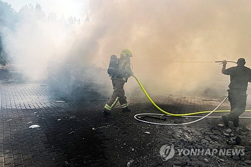 7일(현지시간) 이스라엘 북부에서 레바논에서 날아온 로켓으로 발생한 화재를 소방관들이 진화하고 있다. [이스라엘북부 로이터=연합뉴스]