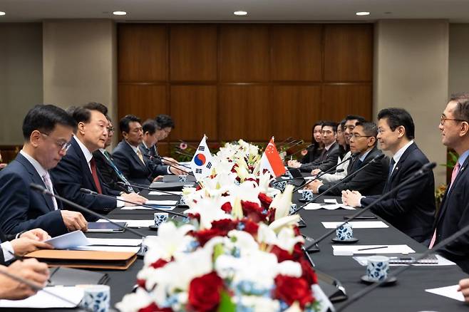 한국과 싱가포르는 내년 수교 50주년을 맞아 양국 관계를 최고 수준인 전략적 동반자 관계로 격상키로 하고 공급망 파트너십을 비롯해 인공지능(AI), 스타트업 등 첨단분야 협력을 대폭 강화키로 했다. 싱가포르를 방문 중인 윤석열 대통령이 8일 싱가포르 의회에서 열린 로런스 웡 싱가포르 총리와의 한·싱가포르 정상회담에서 발언하고 있다. 연합뉴스